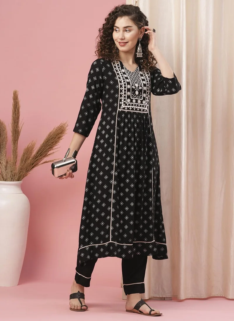 جلو باص Globus Women Ethnic Motifs Printed Regular Kurta With Trousers